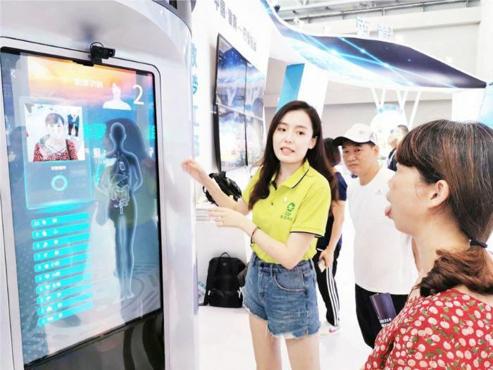 市民体验自助式远程健康云亭。
