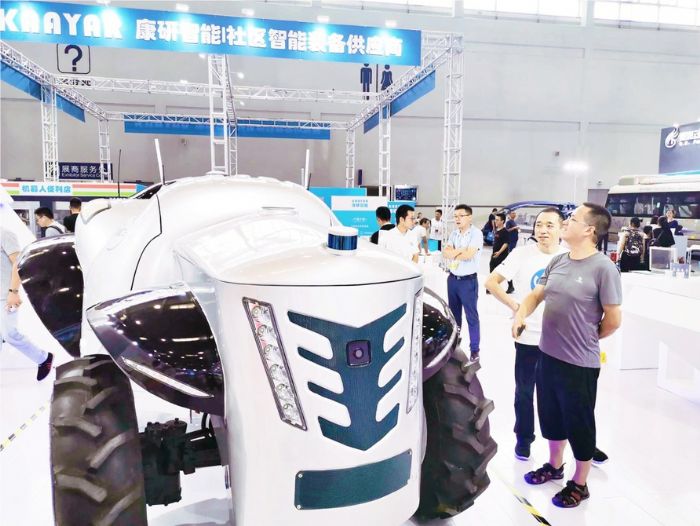 市民了解智能拖拉机。
