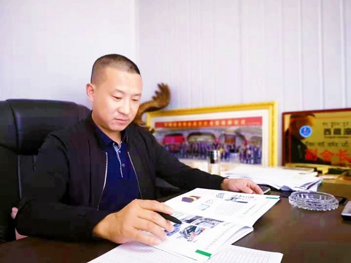 魏强在办公。
