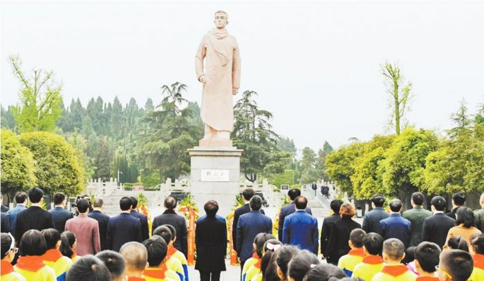 潼南区杨闇公烈士陵园，学生追思杨闇公烈士。（资料照片）
