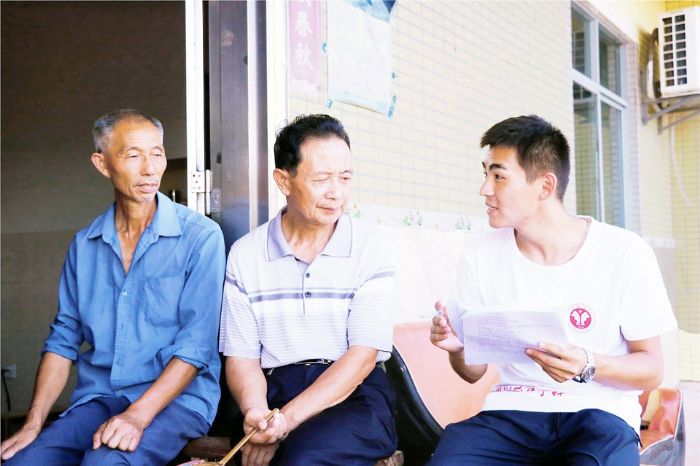 高校大学生入户走访。
