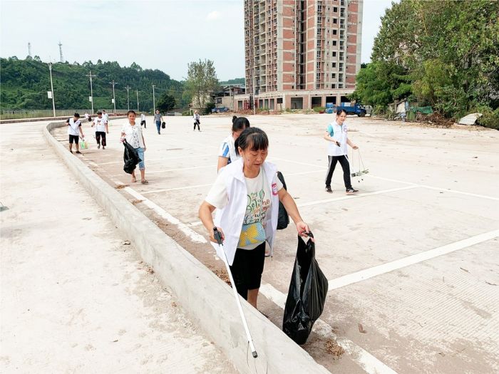 ◀清扫河道沿线边坡垃圾。
