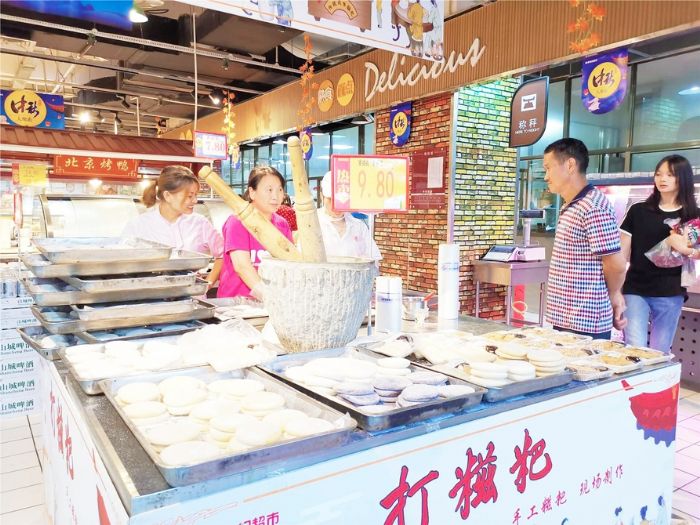 市民选购糍粑。
