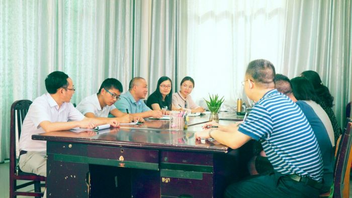 　　王建和新进教师探讨教学计划。
