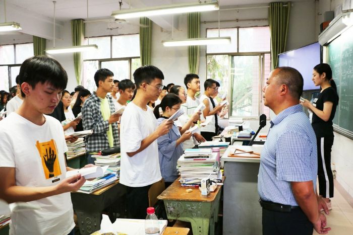 王建监督学生课间阅读。
