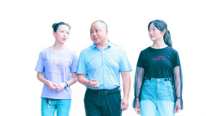 王建了解学生学习情况。
