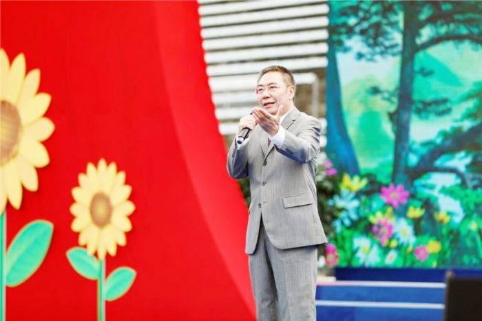 　　中央人民广播电台播音指导、著名朗诵艺术家陆洋老师深情朗诵。
