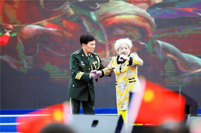 　　中央电视台播音指导虹云老师，中央军委政治工作部话剧团国家一级演员、导演、著名表演艺术家刘纪宏老师朗诵《岳母刺字。》

