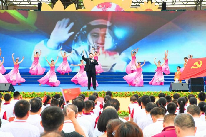 　　旅美男高音歌唱家朱智演唱歌曲《把一切献给党。》
