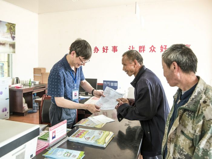 王川热情接待群众咨询。
