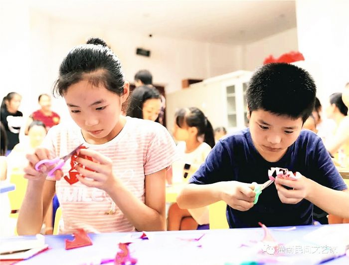 孩子们认真学习剪纸。
