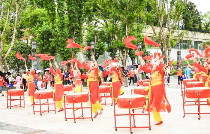 《威风锣鼓》。
