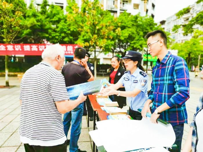 给市民发放资料。
