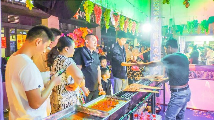 羊肉串商铺前人潮涌动

