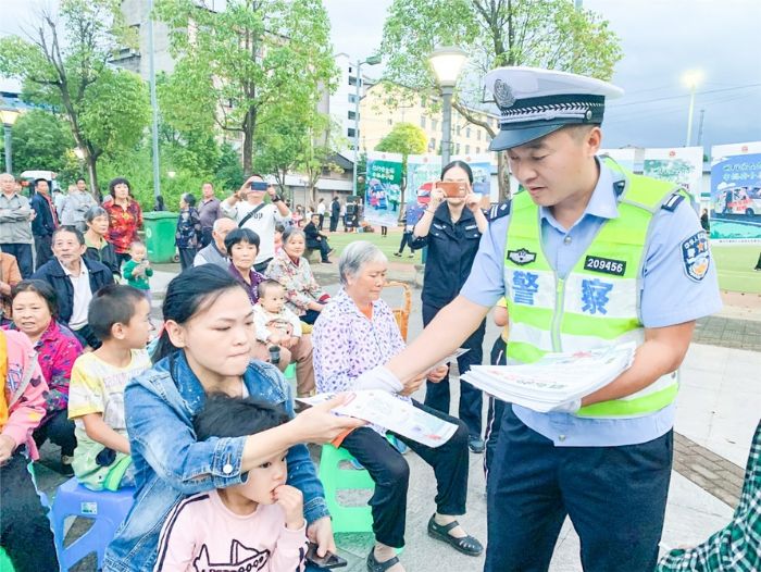 工作人员现场发放宣传资料
