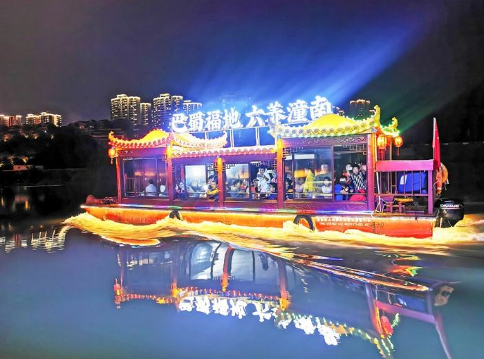 游客乘画舫船夜游涪江
