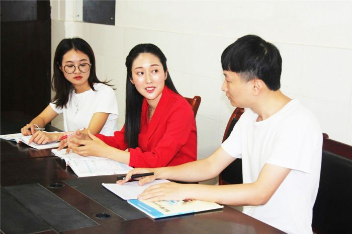 尤小燕（中）指导研究生教师研究课例
