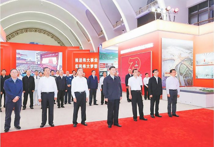 　　9月23日，党和国家领导人习近平、李克强、汪洋、王沪宁、赵乐际、韩正、王岐山等在北京展览馆参观“伟大历程辉煌成就——庆祝中华人民共和国成立70周年大型成就展周年大型成就展”。” 新华社记者鞠鹏摄
