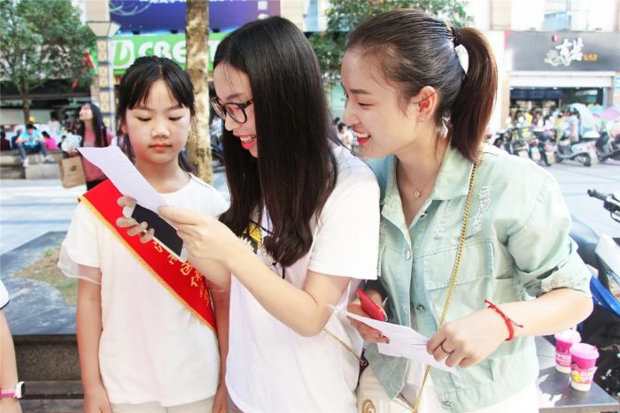 传媒集团艺术中心学员们向市民推广使用普通话
