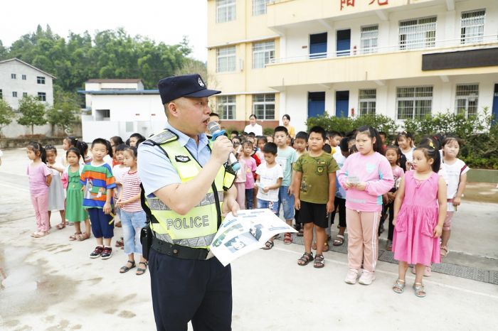 强化学生安全意识

