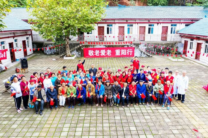 “敬老爱老重阳行”活动合影
