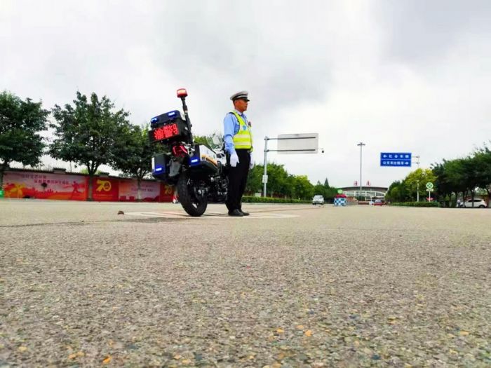 交巡警正在执勤
