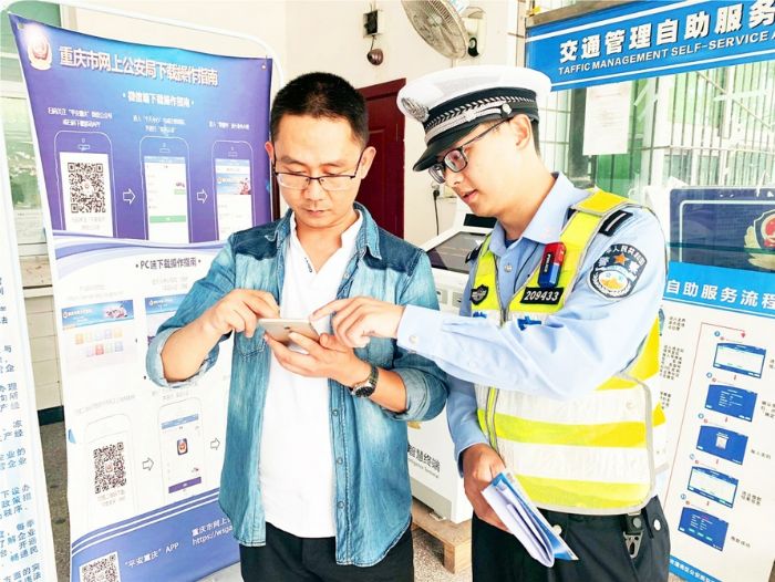 民警正在为驾驶员介绍
