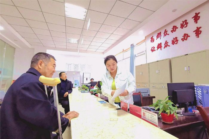 社区工作人员解答居民疑问
