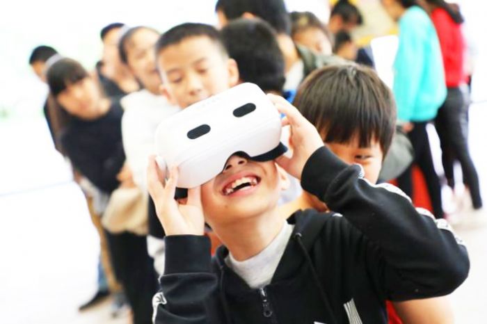 孩子们体验科技仪器
