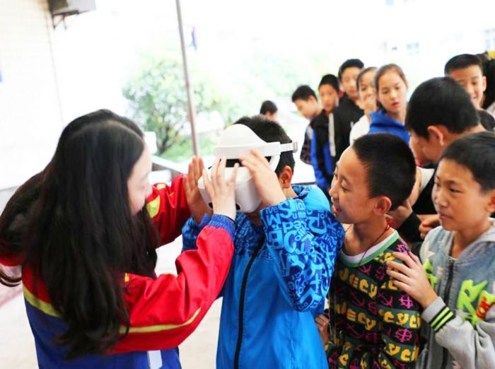 老师带领孩子们体验科技仪器
