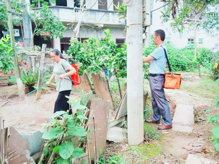 村居组织人员对社区内死角消毒
