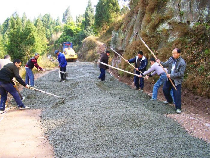 古溪镇熊家村铺起柏油路
