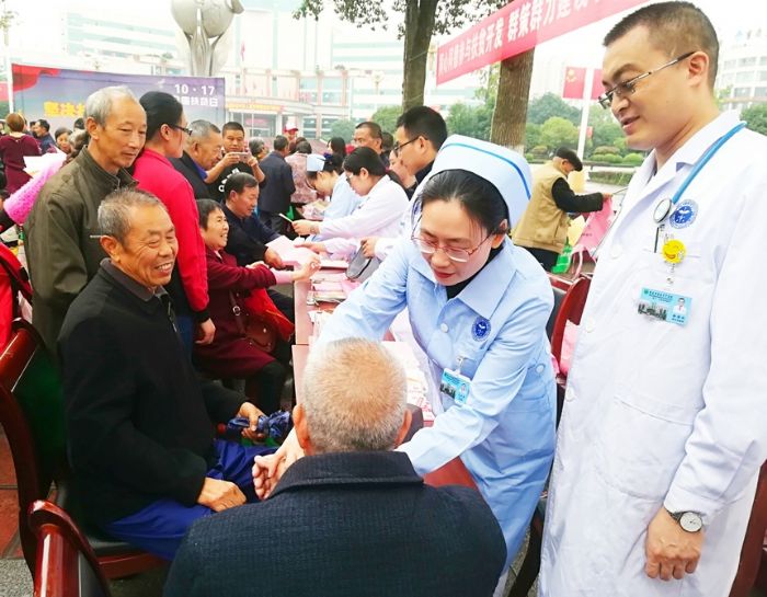 医务工作者在奋进广场为市民义诊
