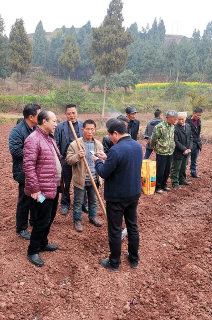 深入田间地头宣传政策
