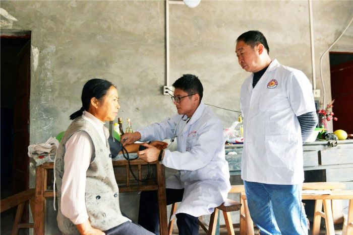 医生正在对周兰芳进行随访问诊
