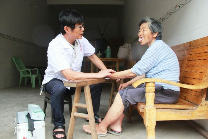 医生为群众检查身体
