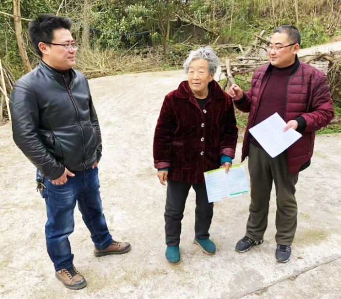 黄周波给村民讲解扶贫政策
