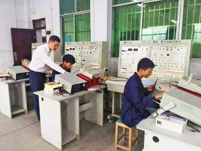 学生学习电子技术
