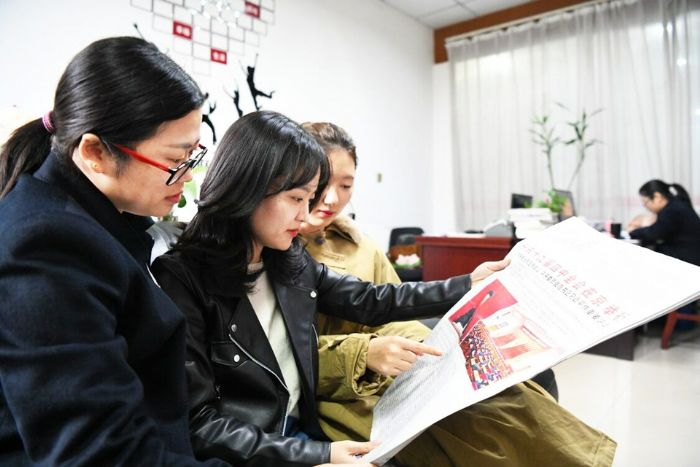 读者正通过报刊学习十九届四中全会精神
