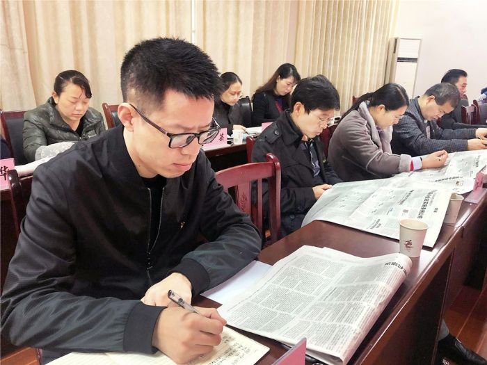 干部群众集中学习党的十九届四中全会精神
