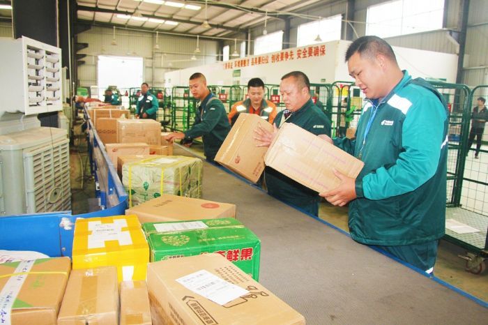 快递员分拣包裹