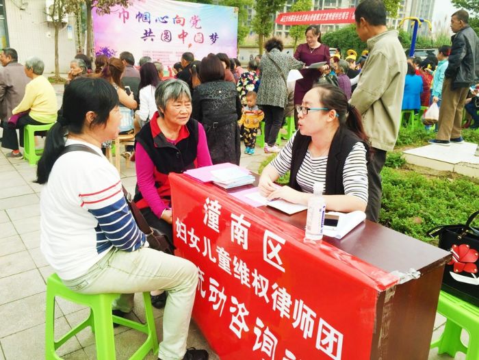区妇女儿童维权律师团流动咨询站走进梓潼街道岩湾社区
