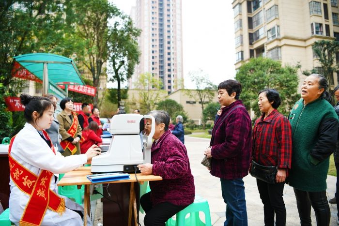 邀请眼科专家为居民义诊
