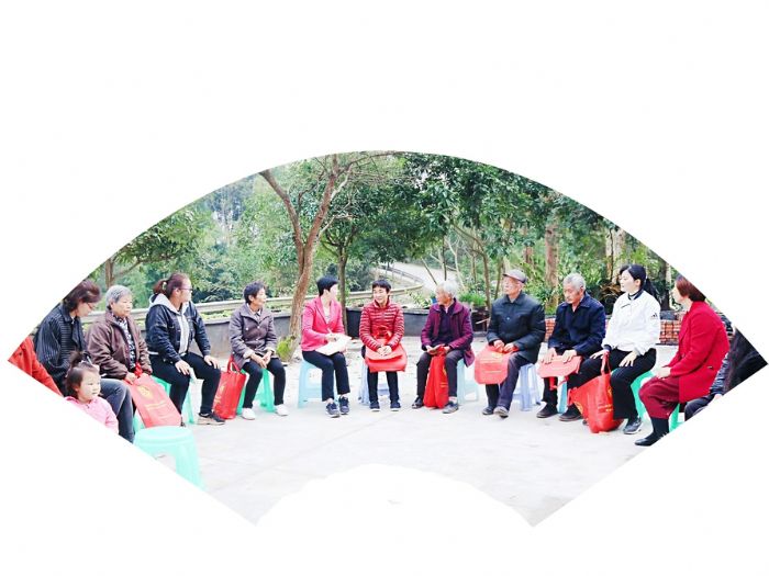 ◀区妇联召开院坝会，宣传文明新风
