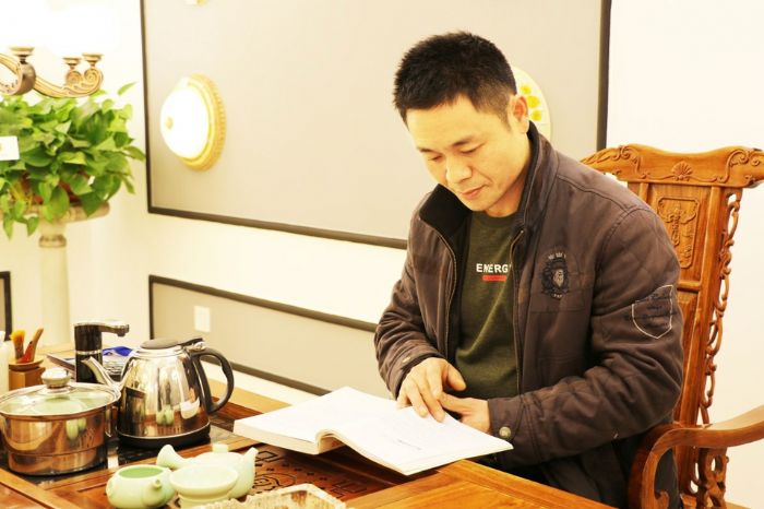 李辉波正在认真看书
