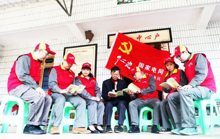 国网潼南供电公司走村入户宣讲习近平新时代中国特色社会主义思想和扶贫政策
