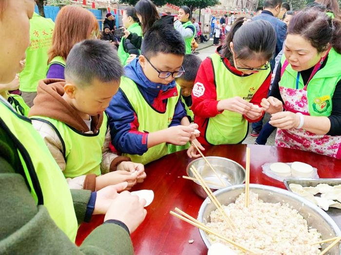 为老人包饺子
