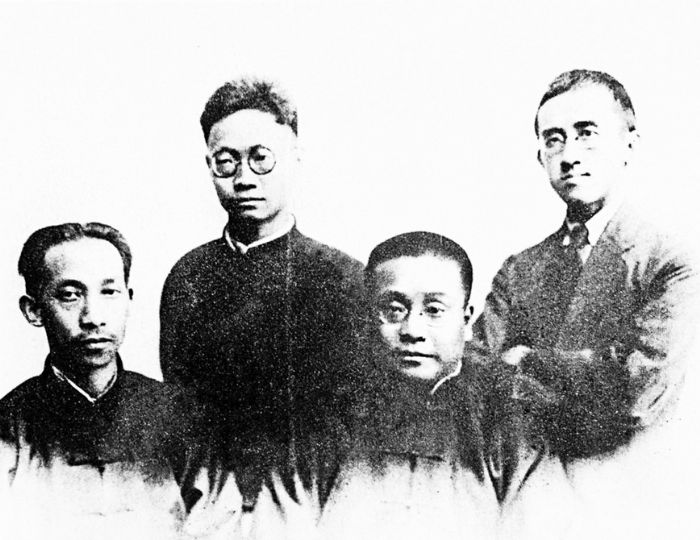 四川共产主义运动先驱：吴玉章（左一）杨闇公（右一）、童庸生（左二）。
