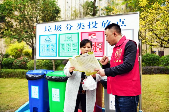 志愿者向群众宣传垃圾分类知识
