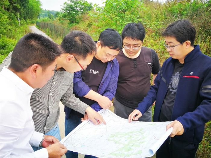 驻村工作队请来专家为龙潭村产业发展支招
